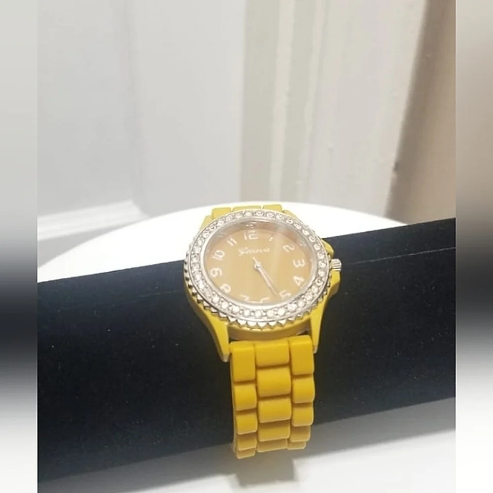 🌴Geneva Watch Womens Silver Tone Gem Set Bezel Round Yellow Dial.